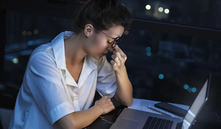 Frau mit Schlafstörungen wegen Stress 