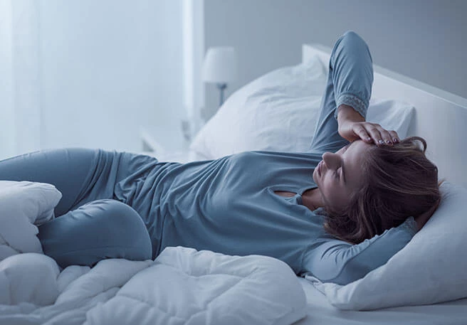 Frau mit Schlafstörungen durch Wechseljahre  