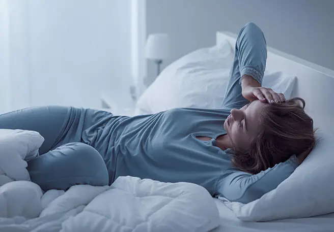 Frau mit Schlafstörungen durch Wechseljahre  