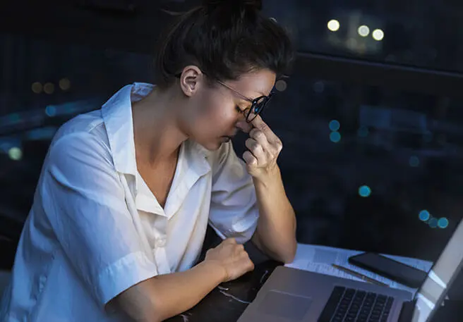 Frau mit Schlafstörungen wegen Stress