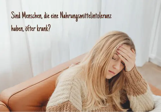 Frau mit geschlossenen Augen hält sich den Kopf