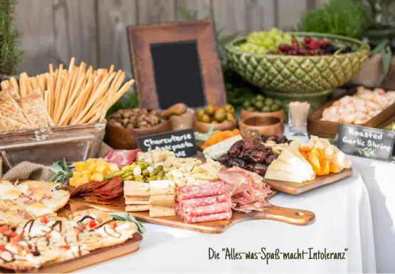 Tisch mit mediterranen Speisen