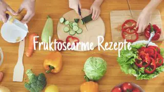 Holzplatte mit gesunden Lebensmitteln - Rezepte