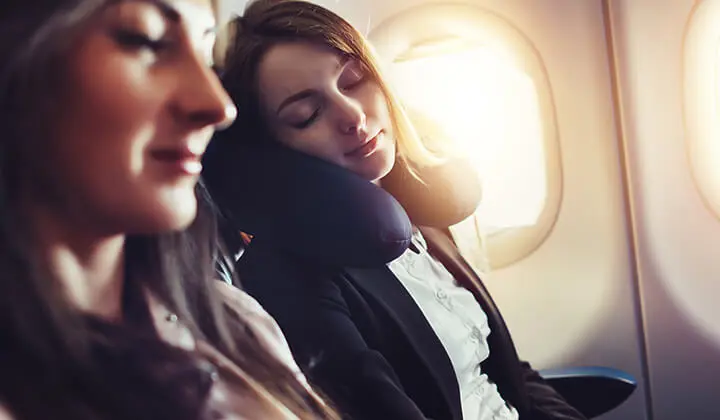 Freundinnen schlafen im Flugzeug