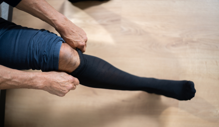 Mann beim Kompressionsstrümpfe Tragen