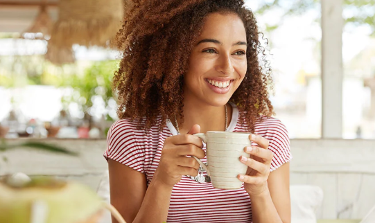 Frau mit Kaffeehäferl