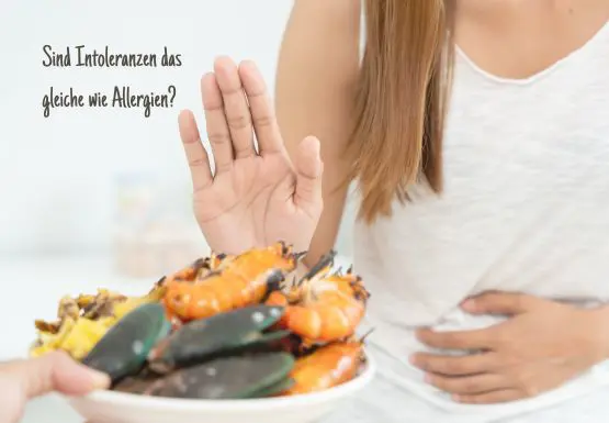 Frau lehnt Teller mit Meeresfrüchten ab