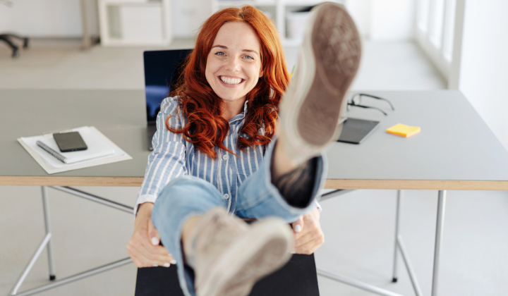 Frau am Schreibtisch