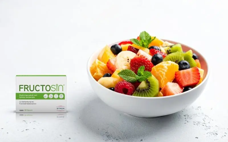 Schüssel mit Obsalat, daneben Fructosin