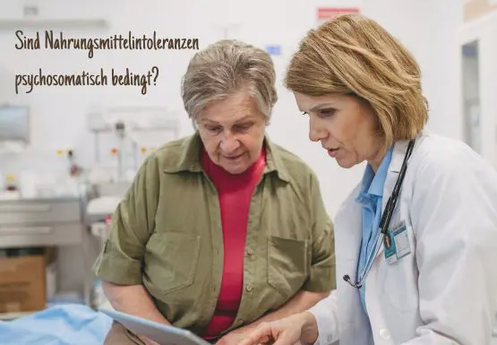 Eine ältere Dame und eine Ärztin schauen den Befund gemeinsam an