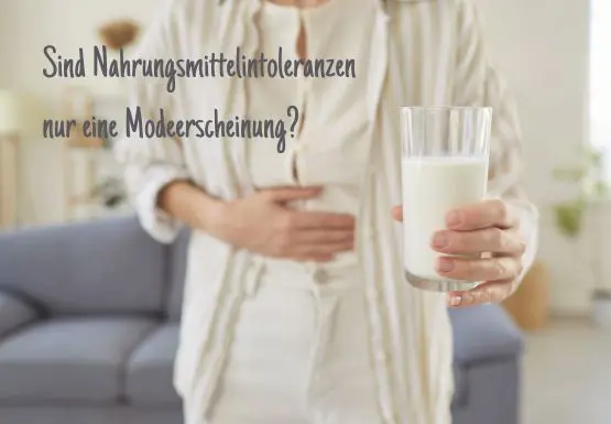 Person mit Milchglas hält sich den Bauch