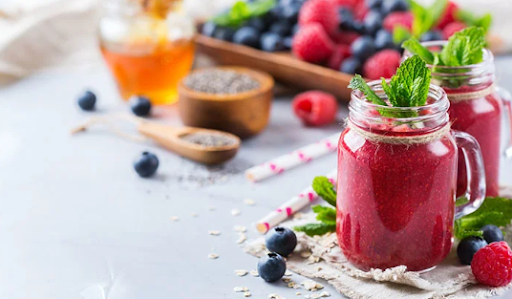 Rote Smoothies mit Beeren