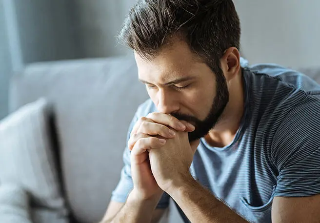 Mann mit Schlafstörungen und Depressionen 